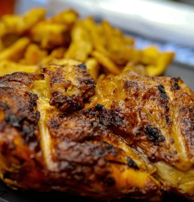 Gegrilde kip met biologische kruidenmix, geroosterde aardappelen en yoghurtsaus