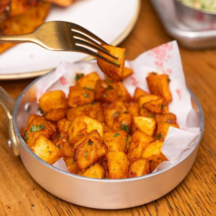 Spaanse patatas bravas met gerookt paprikapoeder
