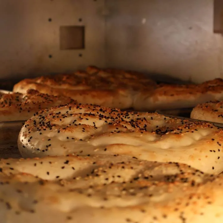 Zelfgebakken naanbrood met biologische zwarte komijn