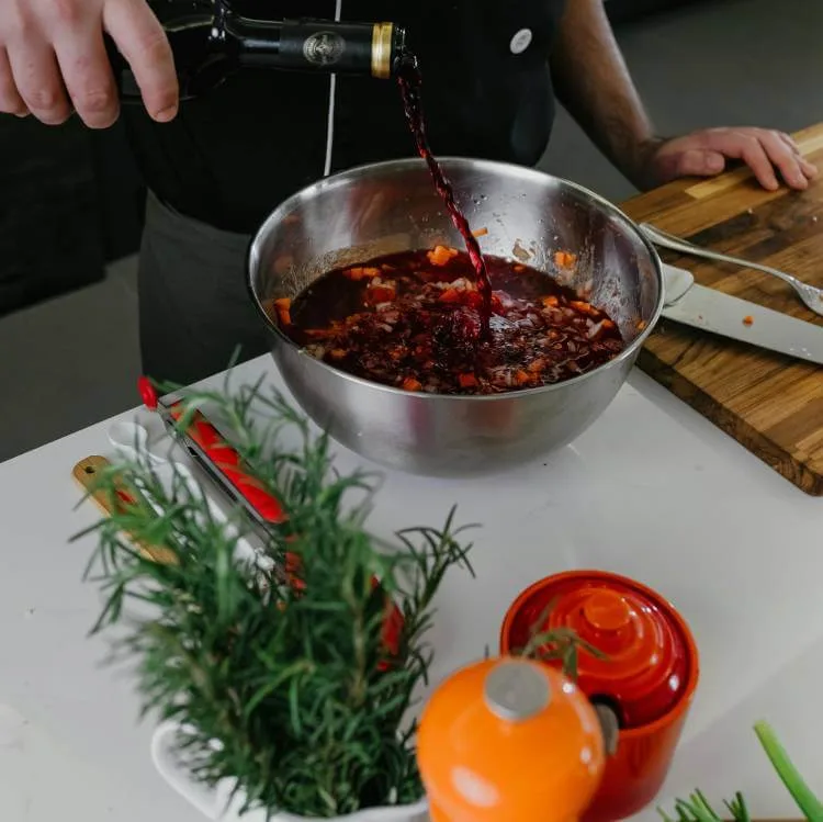 Wildfond met rode wijn en aromatische kruiden