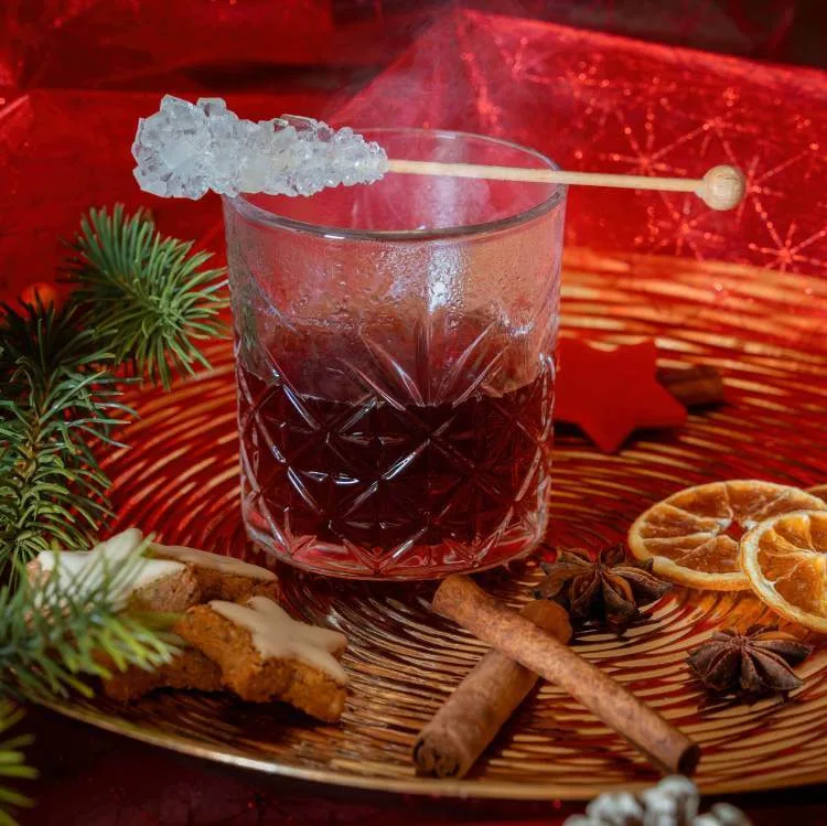 Zelfgemaakte glühwein met biologische sinaasappelschijfjes