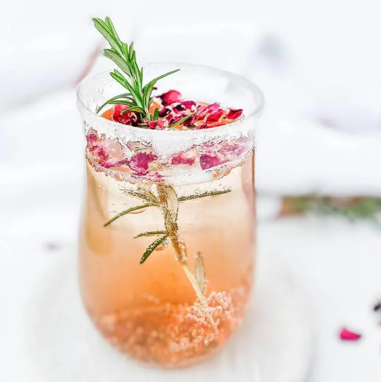 Rozenlimonade met honing en citroenmelisse