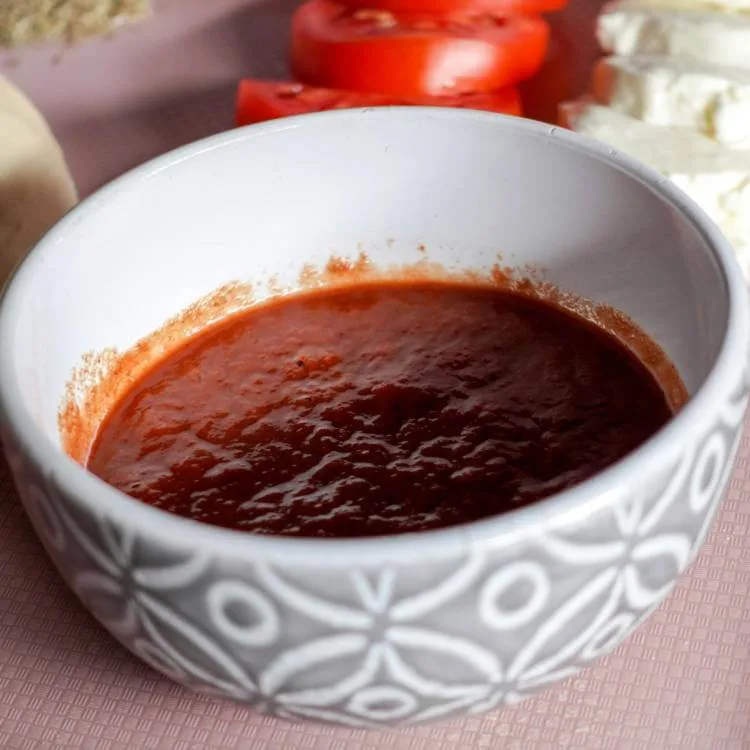 Eenvoudige tomatensaus met biologische pizzakruiden