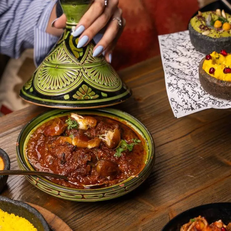 Marokkaanse lamsschouder uit de oven met Ras el hanout en couscous