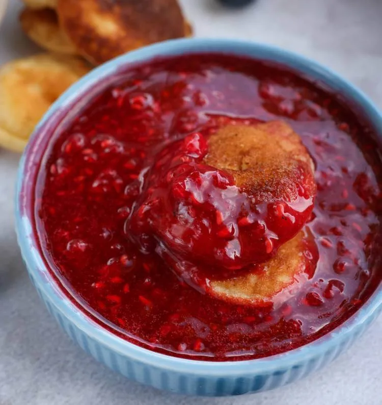 Zelfgemaakte rode bosbessencompote met kardemom