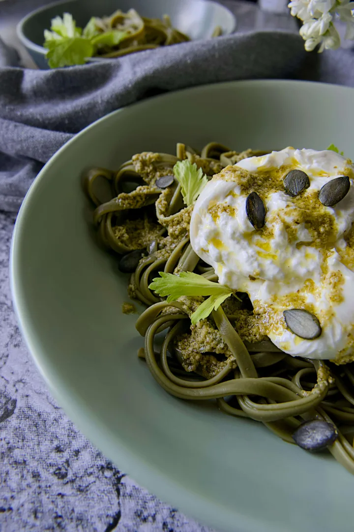 Geroosterde pompoenpitten-pesto met pasta